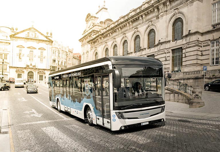 Barcelona incorporates 8 new units powered by hydrogen into its bus fleet, the cleanest energy that does not generate waste. The strategy of TMB (Transportes Metropolitanos De Barcelona) takes an ambitious leap towards hydrogen with an investment of 6.5 million euros with CaetanoBus, a company owned by Domingo Alonso Group.