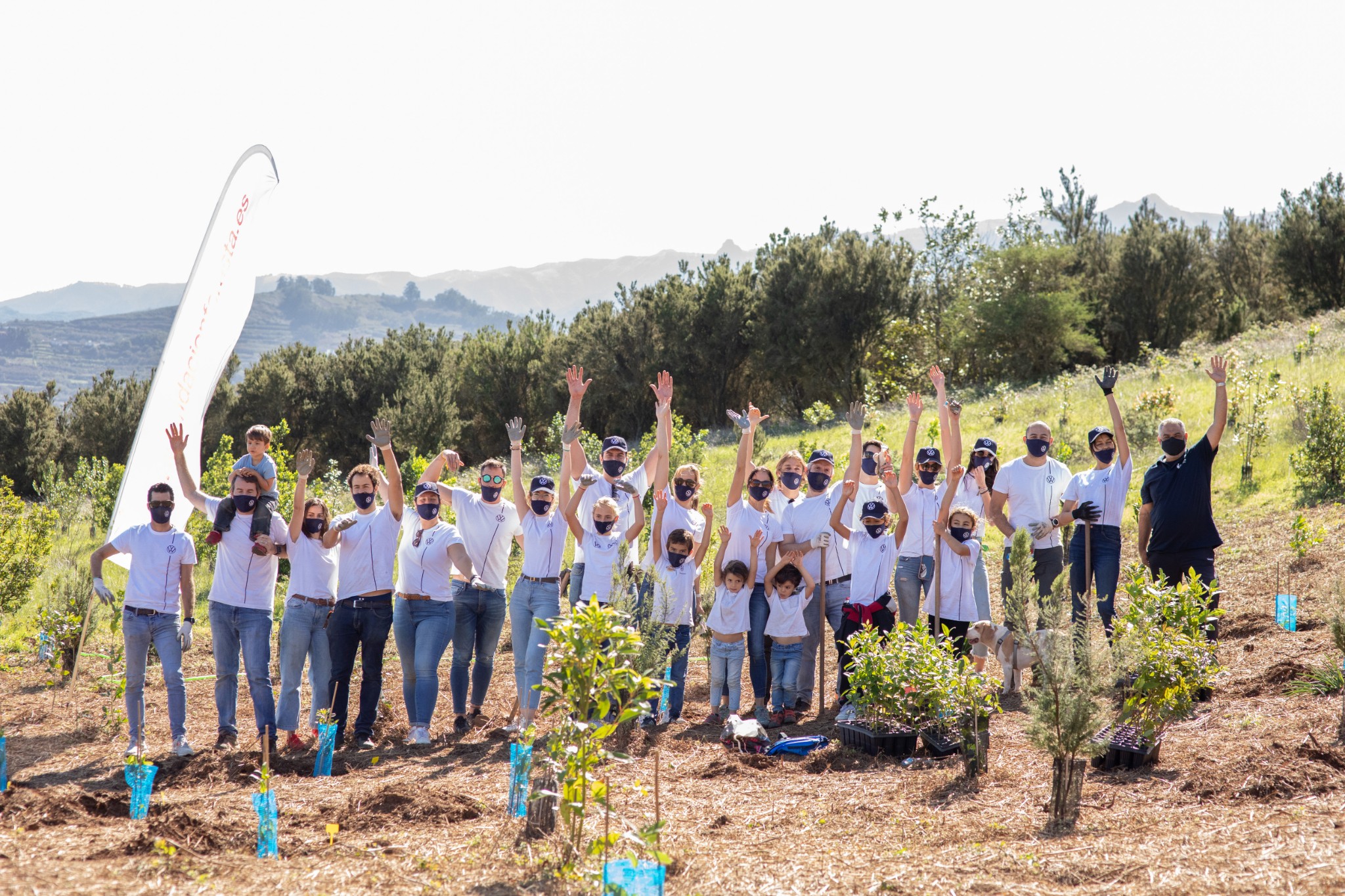 In collaboration with Foresta, Volkswagen Canarias is planting Canarian forests after the fire that hit Gran Canaria in 2019. With a total of 2,000 trees, the brand has contributed to reforesting laurel forests in the Canary Islands. Domingo Alonso Group, importer of the brand in the Canary Islands, has always shown its concern for the preservation of the environment and goes one step further with the donation of a chipping machine to help in the daily work of the Foresta Foundation and in prevention tasks.