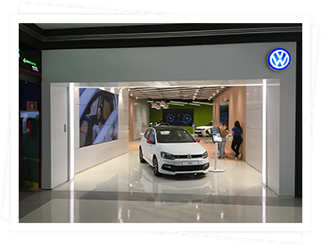 Domingo Alonso Group is placed at the European front-line in the digital transformation of the automotive sector with the creation of the Volkswagen Digital Store, in the Atlantic Commercial Centre, in Gran Canary. This offers the buyers the information on the models that they are interested in through touch screens, videowalls and driving simulators in a totally virtual environment.
