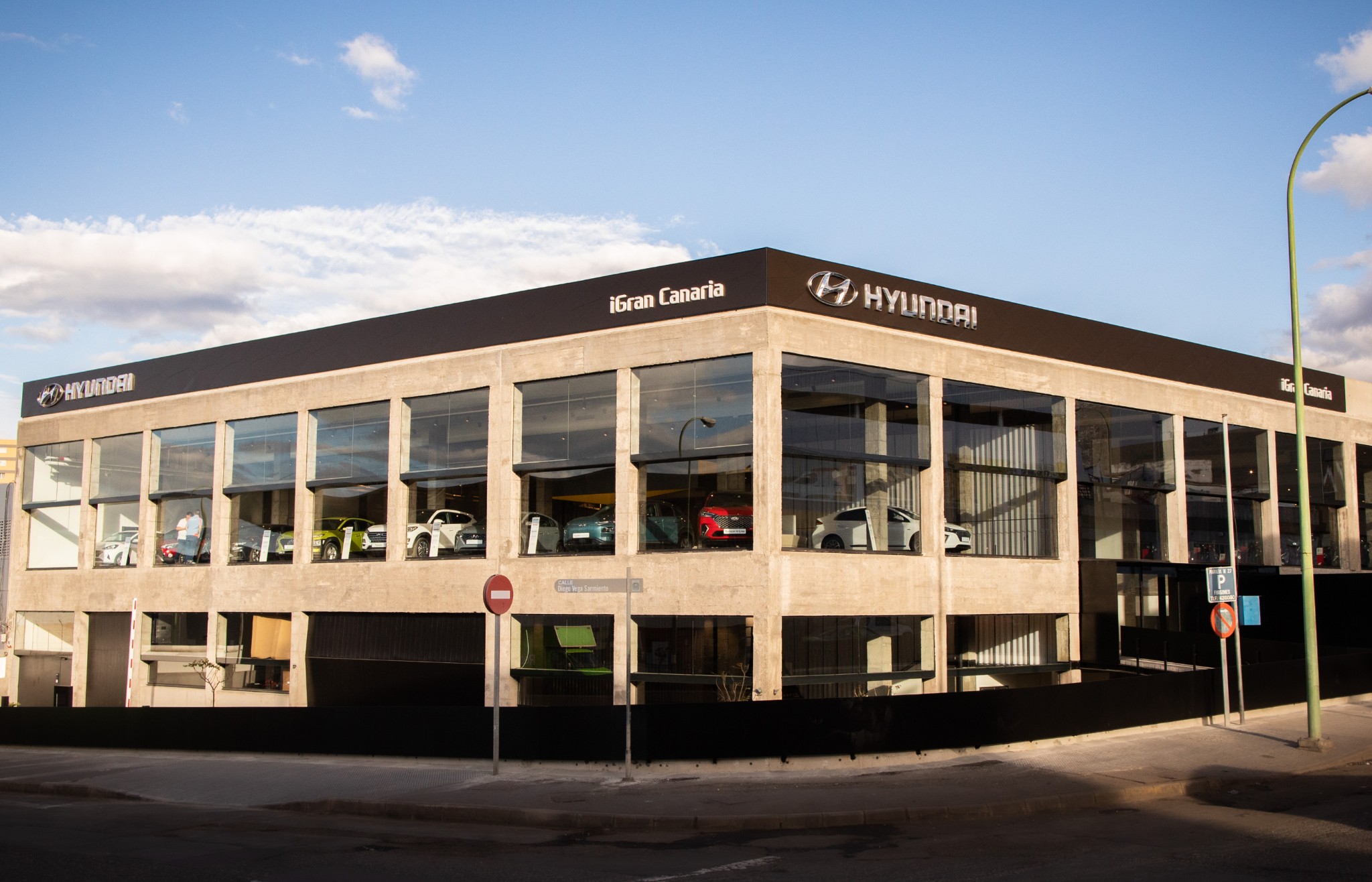 Die Domingo Alonso Group eröffnet ihr neues Autohaus in der Hauptstadt Gran Canaria mit mehr als 4.000 Quadratmetern Ausstellungsfläche und offiziellem Service. Ein monumentales Projekt mit dem innovativsten, modernsten und technologischsten Gebäude der Branche, um seinen Kunden ein 360 °-Erlebnis zu bieten, ein Pionier auf den Inseln. In den neuen Einrichtungen befinden sich die Marken Hyundai, Honda mit seinen beiden Geschäftsbereichen Automobile und Motorräder sowie Carplus, das neue Gebrauchtwagenunternehmen der Gruppe.