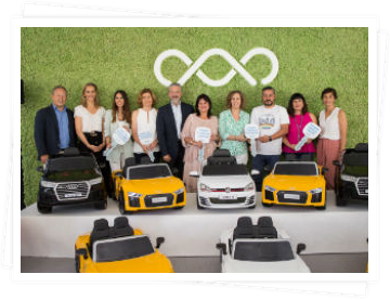 Entrega de los coches eléctricos Domingo Alonso Group hace su entrega más especial. Domingo Alonso Group también muestra su lado más solidario con los niños y niñas que tienen que vivir la angustiosa experiencia de pasar por un quirófano. El grupo empresarial canario ha donado al Hospital Materno Infantil, Hospital Universitario Ntra. Señora de La Candelaria, Hospital Doctor José Molina Orosa, Hospital General de Fuerteventura y Hospital General de La Palma, nueve pequeños coches eléctricos para convertir el trayecto hasta la sala de operaciones, en la medida de lo posible, no solo en un mero desplazamiento, sino en un divertido viaje.